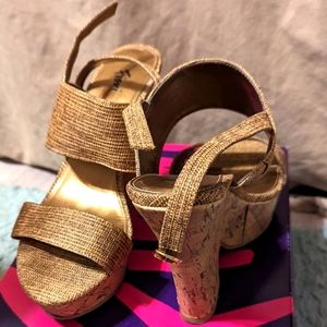 Fioni gold wedge heel